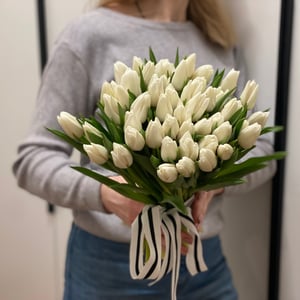 Букет «Охапка белых тюльпанов под ленту»