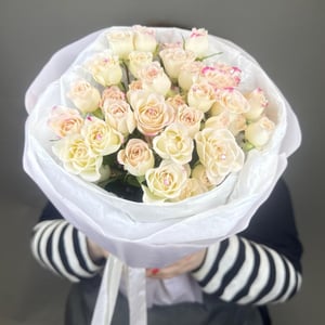 Монобукет из кустовых роз со стразами