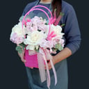 Коробка с цветами «Композиция "Сахарная вата"» из роз и экзотических цветов