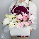 Композиция «Мания в белой сумочке» из роз и гвоздик