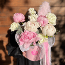 Шляпная коробка с цветами «Пионовое настроение» из эустом и экзотических цветов