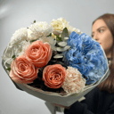 Букет «Пионовидные розы с голубой гортензией»
