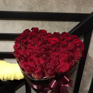 Композиция в форме сердца «Сердечный сюрприз» из роз