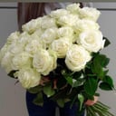 Букет из белых роз в стильной упаковке