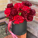 Шляпная коробка с цветами «Беллини» из пионов и роз