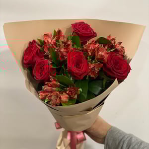 Букет «Ландора» из роз и альстромерий