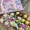 Подарочный набор «Сладкая коробка с конфетами микс» из хризантем и роз