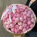 Букет из 51 пиона в оформлении