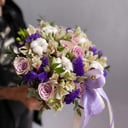 Шляпная коробка с цветами «Taupe» из роз и альстромерий