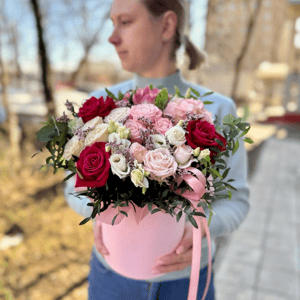 Шляпная коробка с цветами «Свежая цветочная композиция в коробке» из роз и альстромерий