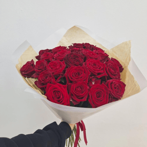 Букет из 21 красной розы в дизайнерской