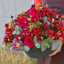 Интерьерная композиция Нарина из роз и хризантем