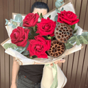 Букет «5 роз с лотосом»