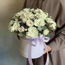 Шляпная коробка с цветами «Белоснежная мечта» из роз и эустом