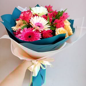 Букет «Цветущий луг» из альстромерий и гербер