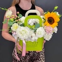 Летняя композиция с подсолнухом из эустом и ромашек