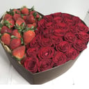 Подарочный набор «Букет из клубники с цветами» из роз