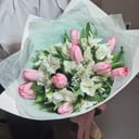 Букет с тюльпанами и альстрамериями