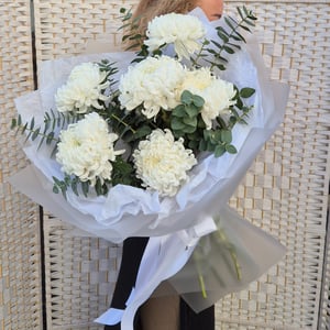 Букет «Белые Кружева М» из хризантем