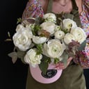 Шляпная коробка с цветами «Роскошный» из ранункулюса