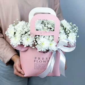 Коробка с цветами «Композиция с цветами в сумочке» из хризантем и гипсофил