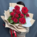 Букет «11 красных роз в стильной упаковке»