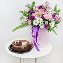 Шляпная коробка с цветами «Композиция «Поэма» с тортом» из орхидей и эустом