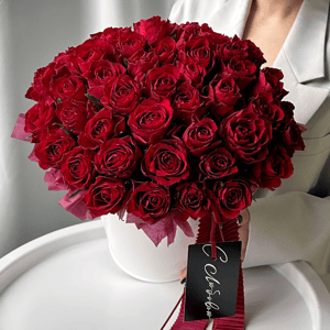 Коробка с цветами «51 красная роза в стильном кашпо»