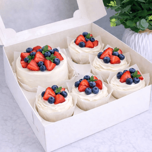 Набор бенто-торт и 5 капкейков с ягодами