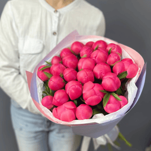 Моно букет из 25 пионов