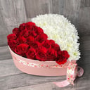 Композиция в форме сердца «Большая любовь» из роз и хризантем