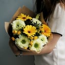 Букет «Солнечный зайчик» из хризантем и роз