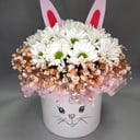 Шляпная коробка с цветами «Милый зайка» из хризантем и гипсофил