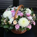 Цветочная композиция в корзине из роз и хризантем