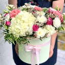 Шляпная коробка с цветами «Цветочная коробка» из гвоздик и роз