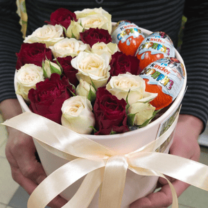 Коробка с цветами «Киндер сюрприз» из роз