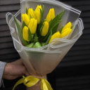 Букет из 11 тюльпанов в оформлении