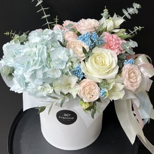 Шляпная коробка с цветами «Океан Эльзы» из роз и гвоздик