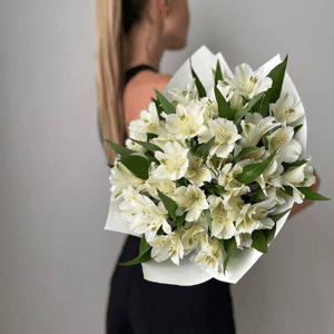Букет белых альстромерий