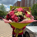 Букет пионов с ромашкой