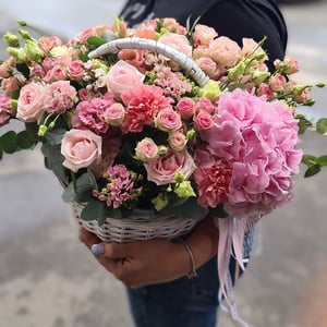Корзина с экзотикой из эустом и роз