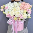 Шляпная коробка с цветами «Композиция с гортензиями и розами»