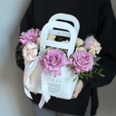 Коробка с цветами «Сумочка Лаванда» из роз и гвоздик