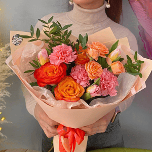 Букет «Жаркий март» из роз и гвоздик