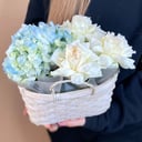 Букет «Лукошко с гортензией»