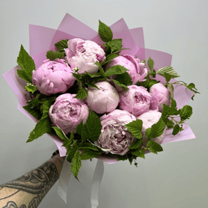 Букет «Ароматные пионы Сара 9 шт с малиной»