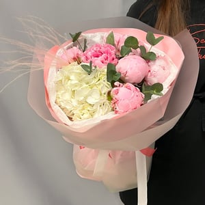 Букет с гортензией и пионами