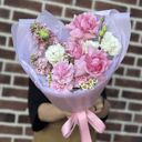 Букет «Милость дня» из роз и гвоздик