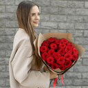 Букет «21 Красная роза 50см в крафте»