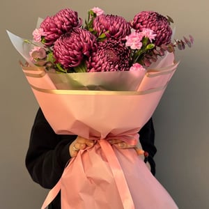 Пышный букет из хризантем и диантусов из гвоздик